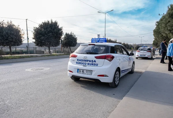 Kemerburgaz, İstanbul, Türkiye - 02.18.2021: Kışın test sürüşünde test sürücülerini bekleyen sürüş test araçları. Arabanın üstündeki tabela çevirisi: Öğrenci Sürücü, Sürücü Test Aracı