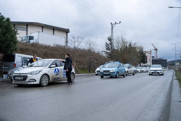 Kemerburgaz, İstanbul, Türkiye - 02.25.2021: kışın test gününden önce okul arabaları ve sürücü sürücüleri fotokopi çekiyorlar. Arabaların üstündeki tabelaların çevirisi: Öğrenci Sürücü, Sürücü Test Aracı