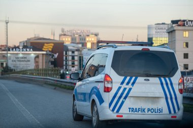 Umraniye, İstanbul, Türkiye - 02.18.2021: Kentte trafik kontrolü için park halindeki Türk trafik polisinin yakın ve araba detayı