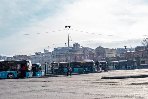 Eminonu, İstanbul, Türkiye - 02.18.2021: İstanbul otobüsleri otobüs garajına park edilmiş ve kalkış saatinin kopyalanmasını bekliyor