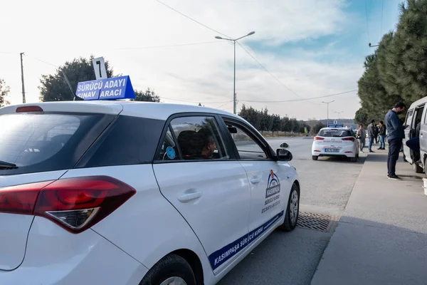 Kemerburgaz, İstanbul, Türkiye - 02.18.2021: test sürüşünde sürücüler için park edilmiş arabalar. Arabanın üstündeki tabela çevirisi: Öğrenci Sürücü, Sürücü Test Aracı