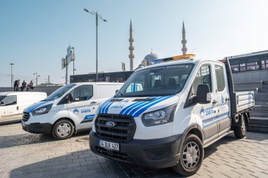 Eminonu, İstanbul, Türkiye - 02.27.2021: İstanbul belediye polisi (Zabita) Yeni Cami 'nin önünde Eminonu Meydanı' na park etmiş araç ve arabalar)