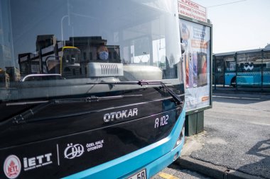 Eminonu, İstanbul, Türkiye - 02.27.2021: karantina günlerinde otobüs aynasının arkasında otururken maske takan otobüs şoförü