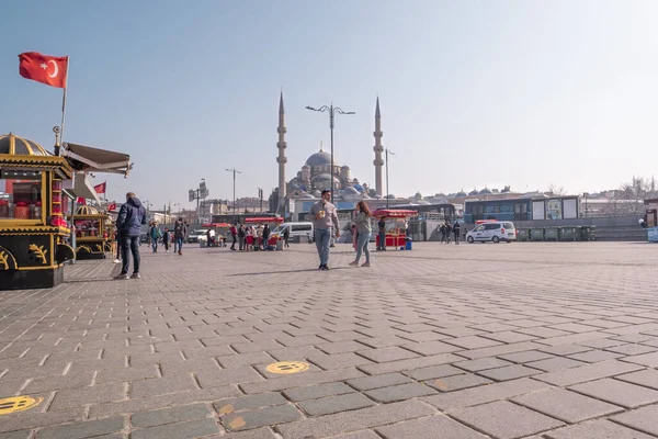 Eminonu, İstanbul, Türkiye - 02.27.2021: Güneşli bir günde Eminonu Meydanı 'nda çok az insan karantina altında