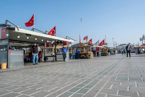Eminonu, İstanbul, Türkiye - 02.27.2021: Eminonu Meydanı 'nda Türk bayraklı balık kızartma satan neredeyse boş tekne restoranları