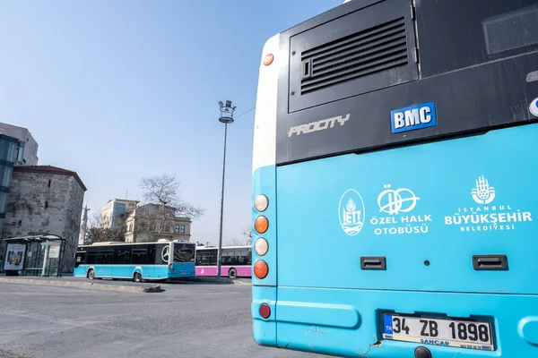 Eminonu, İstanbul, Türkiye - 02.27.2021: Eminonu 'nun kıyı bölgesinde, Eminonu' nun kıyı bölgesindeki mavi bir belediye otobüsünün arkasındaki otobüs durağının görüntüsü