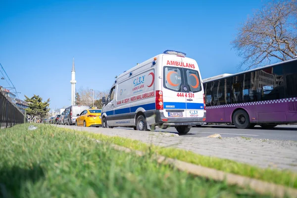 Findikli, İstanbul, Türkiye - 02.26.2021: İstanbul 'da deniz kenarındaki bir trafik sıkışıklığında fotokopi alanı bulunan ambulans yolda