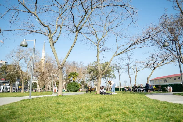 Findikli, İstanbul, Türkiye - 02.26.2021: Karantina günlerinde Findikli Halk Parkı manzarası ve koruma maskesi olmayan bazı kişiler