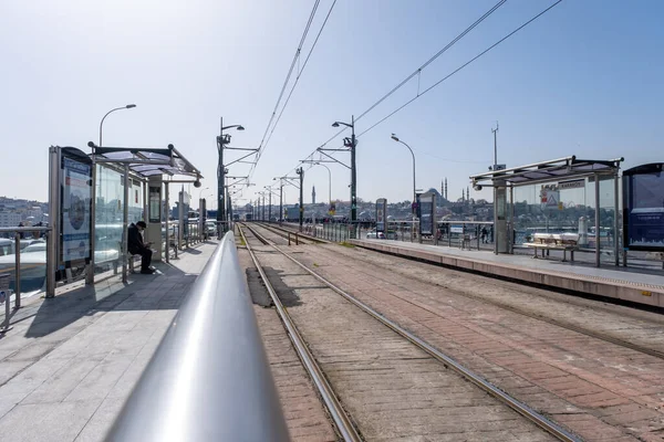 Karaköy, İstanbul, Türkiye - 02.26.2021: Karaköy tramvay istasyonu ve yolcular, fotokopi alanı ile gelen tramvay içi ve ulaşım konseptini bekliyorlar
