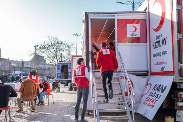 Eminonu, İstanbul, Türkiye - 02.26.2021: gönüllü ve kan bağışı yapan işçiler. Arabanın üzerindeki çeviri: Türk Hilal Kan Bağışı Aracı, diğeri: Kan bağışı hayat kurtardı
