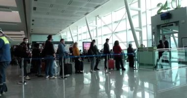 Gaziemir, İzmir, Türkiye - 03.11.2021: uçuş görevlileri, maske ve hava personeli ile hostes kalkıştan önce uçak yolcularının gıdıklanmalarını kontrol et ve karantina günlerinde İzmir Aydın Menderes Havalimanı 'nda üst üste insanları ara