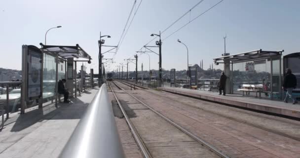 Karakoy Istanbul Turkey 2021 Tram Approaching Tram Station Fast Speed — 图库视频影像