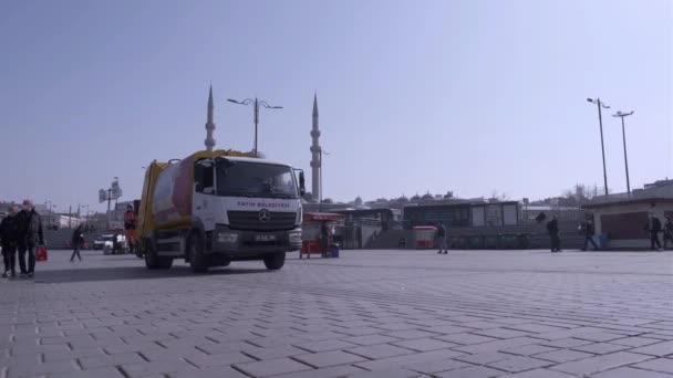 Eminonu Istanbul Turkije 2021 Gele Vuilniswagen Van Gemeente Nadert Openbare — Stockvideo