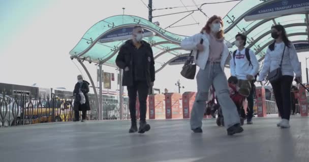 Beyoglu Istanbul Turkije 2021 Draaischijf Van Kabatas Tramstation Mensen Met — Stockvideo