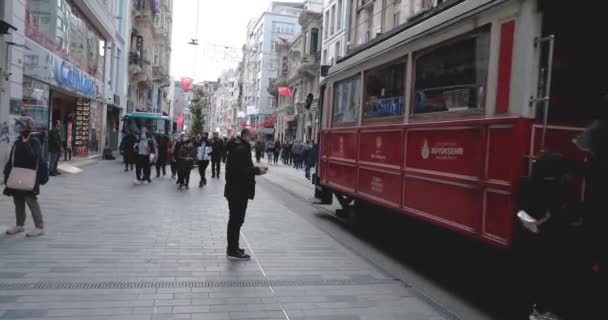 Taksim Stanbul Türkiye 2021 Taksim Nostaljik Tramvayı Istiklal Caddesi Ndeki — Stok video