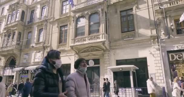 Taksim イスタンブール トルコ 2021 ギリシャ総領事館イスタンブールの歴史的建造物とイスティクラル カデシ 独立ストリート のカメラの動きを傾斜 — ストック動画