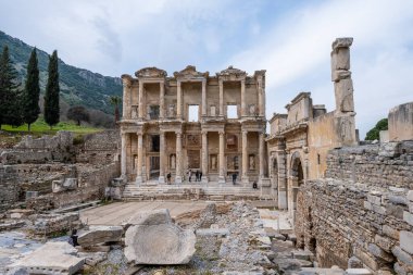 Selcuk, İzmir, Türkiye - 03.09.2021: Doğu Akdeniz bölgesindeki tarihi antik Roma arkeoloji sahaları olan Efes kalıntıları antik dünyanın en büyük üçüncü kütüphanesinin geniş açılı görünümü