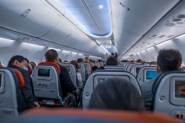 Arnavutkoy, İstanbul, Türkiye - 03.08.2021: Türk Hava Yolları 'nda uçuş öncesi koltuklarında oturan koruyucu maskeli hava yolcularının yüksek açısı