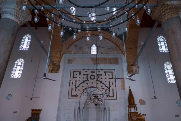 Selcuk, İzmir, Türkiye - 03.09.2021: Hristiyan İslami mimari tarzının karışımıyla 1375 yılında inşa edilen Isa Bey camiinin mihrab ve ışık tutucuları