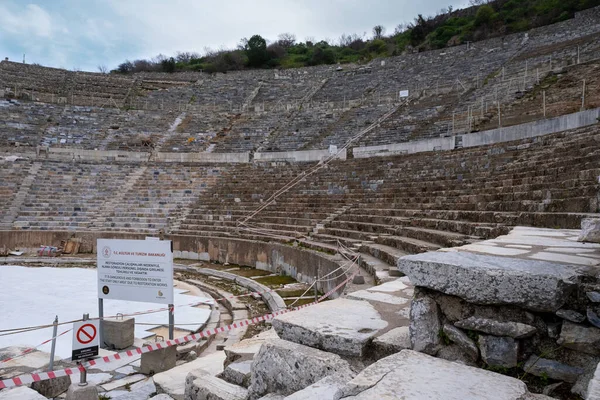Selcuk, İzmir, Türkiye - 03.09.2021: Türkiye Kültür Bakanlığı 'nın Doğu Akdeniz bölgesindeki tarihi antik Roma arkeoloji sahaları Efes harabeleri için yenileme uyarısı