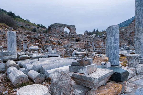 Selcuk, İzmir, Türkiye - 03.09.2021: Doğu Akdeniz bölgesindeki tarihi antik Roma arkeoloji sahaları olan Efes 'teki Özel Ev genelevinin taşları