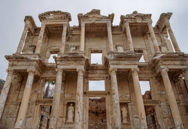 Selcuk, İzmir, Türkiye - 03.09.2021: Ephesus harabelerinde Celsus Kütüphanesi 'nin ayrıntıları, Doğu Akdeniz bölgesindeki tarihi antik Roma arkeoloji sahaları