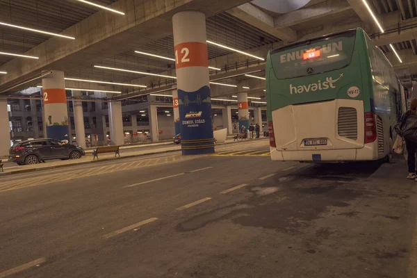 Arnavutkoy, İstanbul, Türkiye - 03.11.2021: İstanbul Havalimanı 'ndaki Havist servis servis durağı ve otobüs durağının uzak çekimi