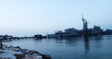 Balcova, İzmir, Türkiye - 03.09.2021: TCG Ege F-256 adlı Türk firkateyni ve İzmir 'in İnciralti kıyısında akşam saatlerinde Ege donanmasından park edilmiş S-343 adlı bir saldırı denizaltısı  