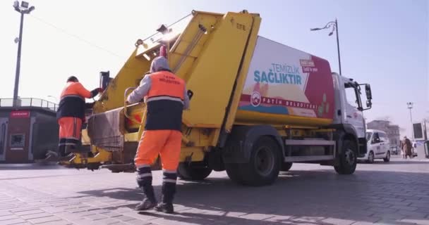 Eminonu Istanbul Turchia 2021 Grande Veicolo Giallo Raccolta Dei Rifiuti — Video Stock