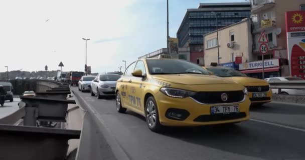 Beyoglu 2021 รถยนต านวนมากเข าใกล ทางหลวงจากถนนเข งในการจราจรต — วีดีโอสต็อก