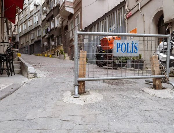 Taksim, İstanbul, Türkiye - 03.12.2021: Taksim sokaklarından birinde polis (Türkçe polis) çitlerinin kaldırılması engeli trafiğe kapatıldı