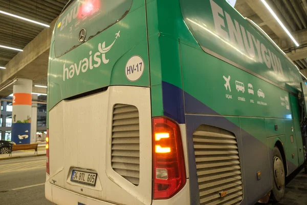 Arnavutkoy, İstanbul, Türkiye - 03.11.2021: İstanbul Havalimanı 'ndaki otobüs durağında uçuş sonrası hava yolcularına servis yapan Havacı otobüsünün arka görüntüsü