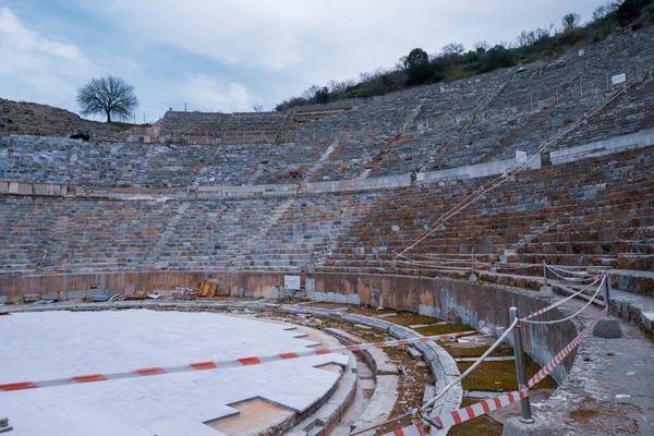 Selcuk, İzmir, Türkiye - 03.09.2021: Efes harabelerinde antik tiyatro merdivenleri ve koruyucu ipler, doğu Akdeniz bölgesindeki antik Roma arkeoloji sahaları