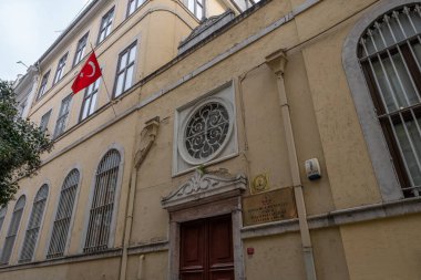 Taksim, İstanbul, Türkiye - 03.12.2021: İstanbul Beyoğlu Özel Galileo Galilei İtalyan Lisesi 'nin Türk bayraklı binası