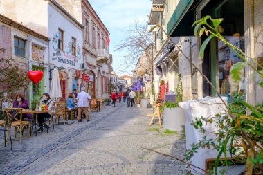 Urla, İzmir, Türkiye - 03.08.2021: temiz hava ve satıcılar ile maske takan güzel yerel sokak