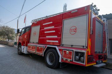 Seferihisar, İzmir, Türkiye - 03.09.2021: Yerel itfaiye binasının önüne park edilmiş kırmızı geleneksel itfaiye aracı yan görünümü