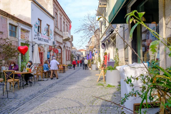 Urla, İzmir, Türkiye - 03.08.2021: temiz hava ve satıcılar ile maske takan güzel yerel sokak