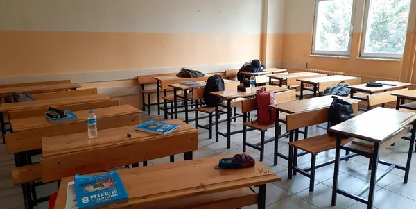 Maltepe, İstanbul, Türkiye - 03.21.2021: Devlet okulundaki bir Türk lisesinde geleneksel lise sıraları