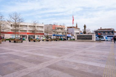 Urla, İzmir, Türkiye - 03.08.2021: Toplantı ve ulusal kutlamalar için Atatürk heykeli bulunan Urla şehir meydanı