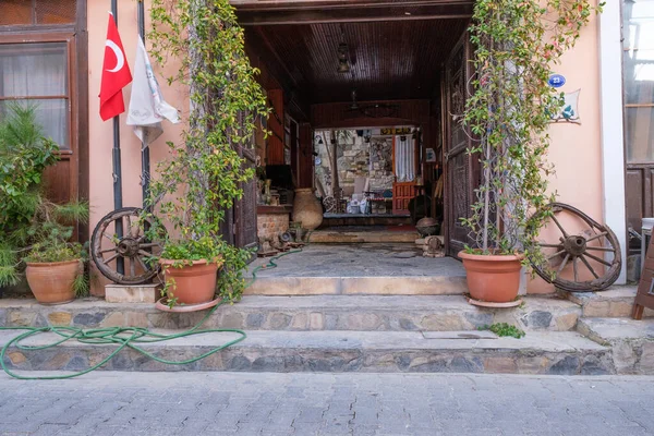 Urla Izmir Turkey 2021 Small Hostel Hotel Entrance Historical Gate — Stock Photo, Image