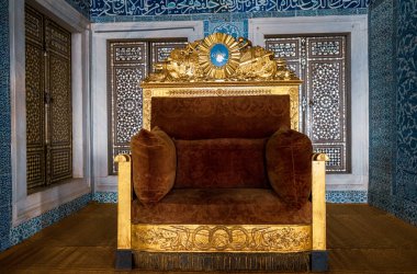Fatih, İstanbul, Türkiye - 04.05.2021: Topkapı Sarayı Müzesi 'nde Türk tahtı sultanlarının süsleri sergilendi