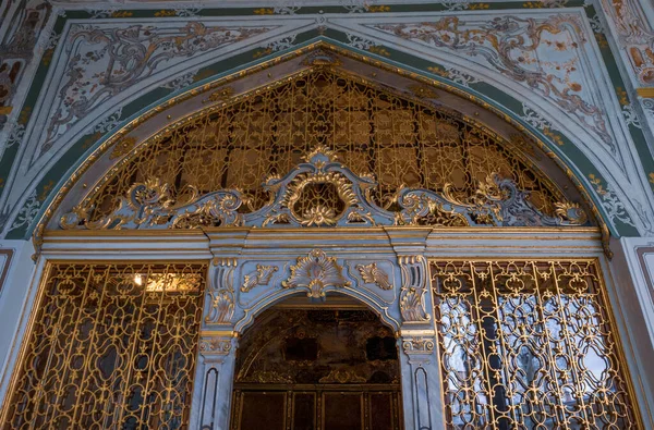 Fatih, İstanbul, Türkiye - 04.05.2021: Topkapı Sarayı Müzesi 'nde Osmanlı İmparatorluğu Konseyi' nin altın mücevherleriyle giriş kapısı