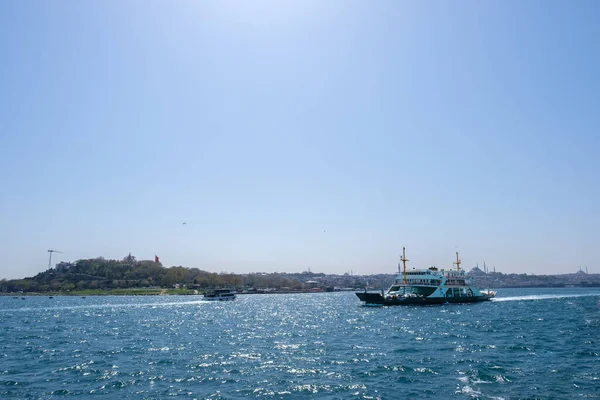 İstanbul, Türkiye - 04.29.2021: Marmara Denizi üzerinde hareket eden araba ve araçlarla dolu bir feribot ve güneş fotokopi uzay taşımacılığı kavramı ile açık havada parlıyor
