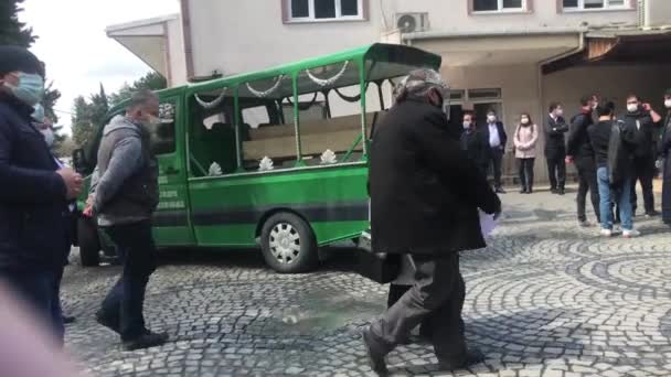 Sisli Istanbul Turkey 2021 Green Funeral Coach Hearse Car Carrying — Stock Video