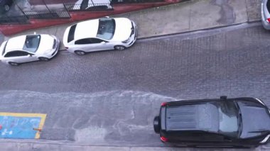 Beyoğlu, İstanbul, Türkiye - 06.23.2021: Şiddetli yağmur altında akan sular ve Kasımpaşa bölgesindeki yan sokağa park edilmiş çok sayıda araba yaz yağmuru kavramları