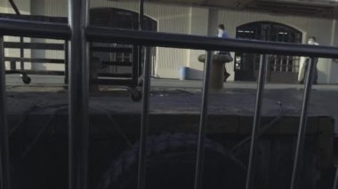Kadıköy, İstanbul, Türkiye - 06.21.2021: rıhtımda yürüyen iskele ve personel ve Kadıköy-Eminonu iç gemi feribot terminalinden selamlanıyor ve yavaşça iskeleden uzaklaşıyor