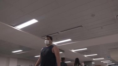 Beyoğlu, İstanbul, Türkiye - 06.19.2021: Taksim Eğitim ve Araştırma Hastanesi sağlık hizmetleri giriş katında koruyucu maskeli yedi kişi ve hastaların eğilmesi 