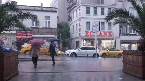 Beyoglu Estambul Turquía 2021 Dos Mujeres Sosteniendo Sombrillas Caminando Mientras — Vídeos de Stock