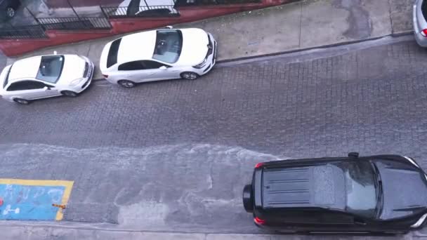 ビヨグル イスタンブール トルコ 2021年6月23日 大雨の下での洪水の動き下り坂ぬれた道路とカシパサ地域の道端に駐車車の多く夏の降雨の天気の概念 — ストック動画