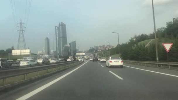 土耳其伊斯坦布尔 2021 警车附近的警察在连接道路的一开始检查和等待交通堵塞 许多汽车在繁忙的高峰时间滞留在清澈的空气中 — 图库视频影像
